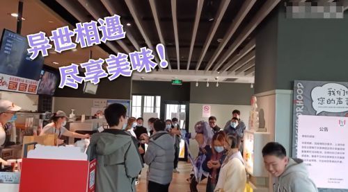 两位玩家在肯德基店内相视而笑，背景可见《原神》主题装饰