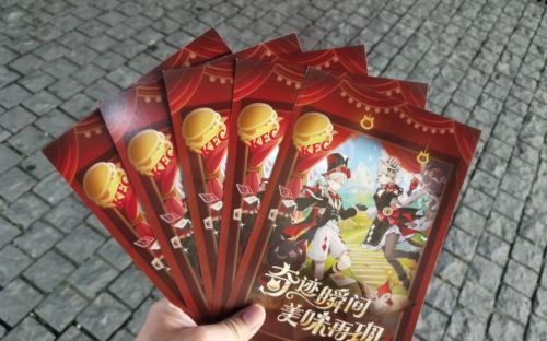 玩家与店员互动场景，展示‘三年之约’回应瞬间，双方微笑合影