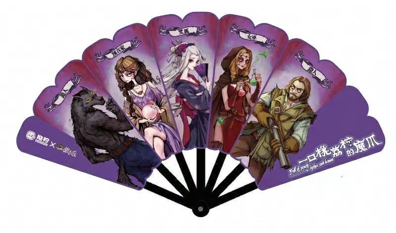 联名定制折扇展开图，扇面绘有狼人杀角色与果茶共舞的卡通场景
