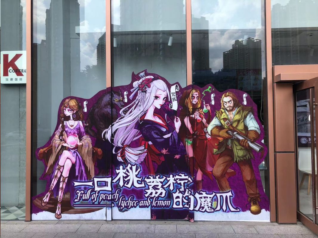 快闪店内景图，装饰充满狼人杀元素，顾客正在与Coser合影