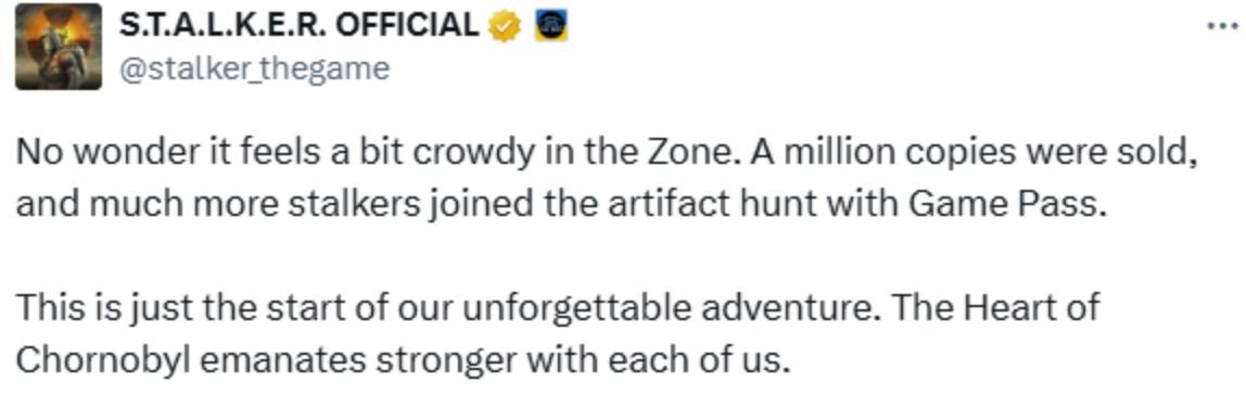 《潜行者2》官方宣布游戏销量突破100万套的推文截图，背景为游戏内阴郁的废土场景