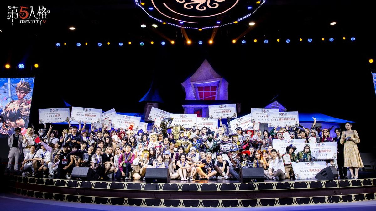 音乐会上嘉宾身穿角色服饰演唱，舞台特效营造出神秘庄园氛围