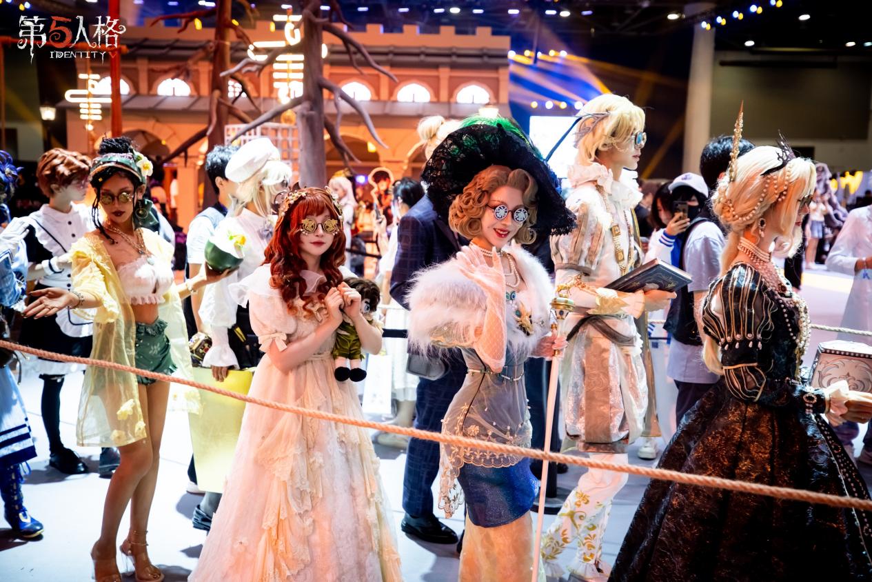 玩家在互动区参与游戏任务，工作人员发放限定周边礼品