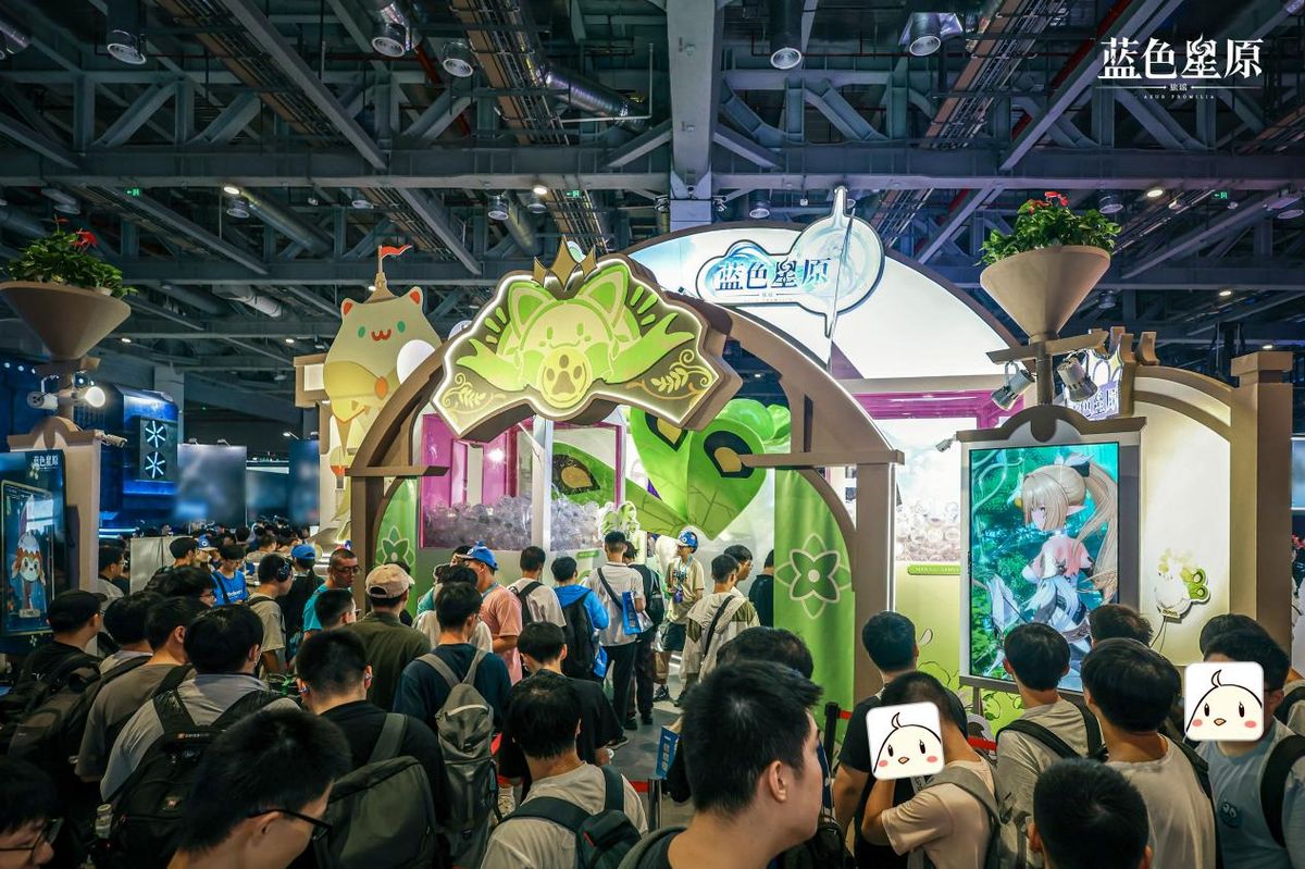 游戏内场景概念图展示，浮空岛屿与魔法光效交织，呈现出梦幻般的视觉效果