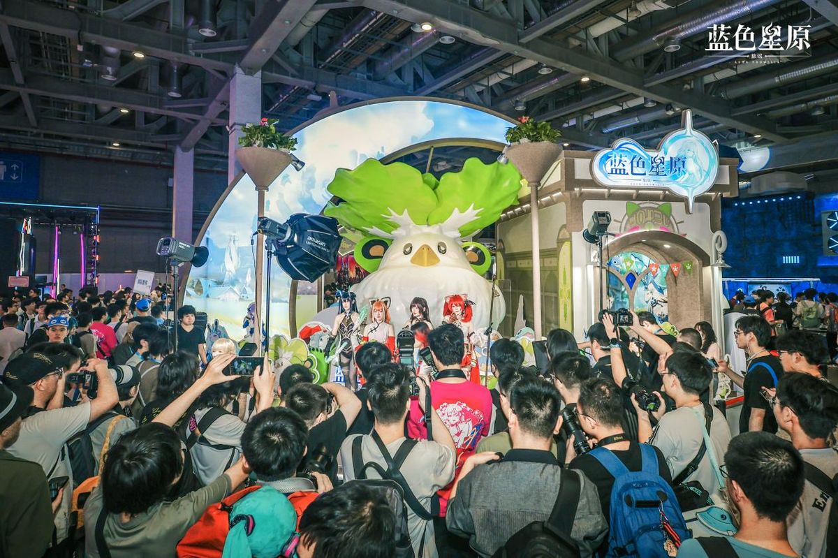 Coser扮演游戏角色在展区前与玩家合影，服饰细节精致，还原度极高