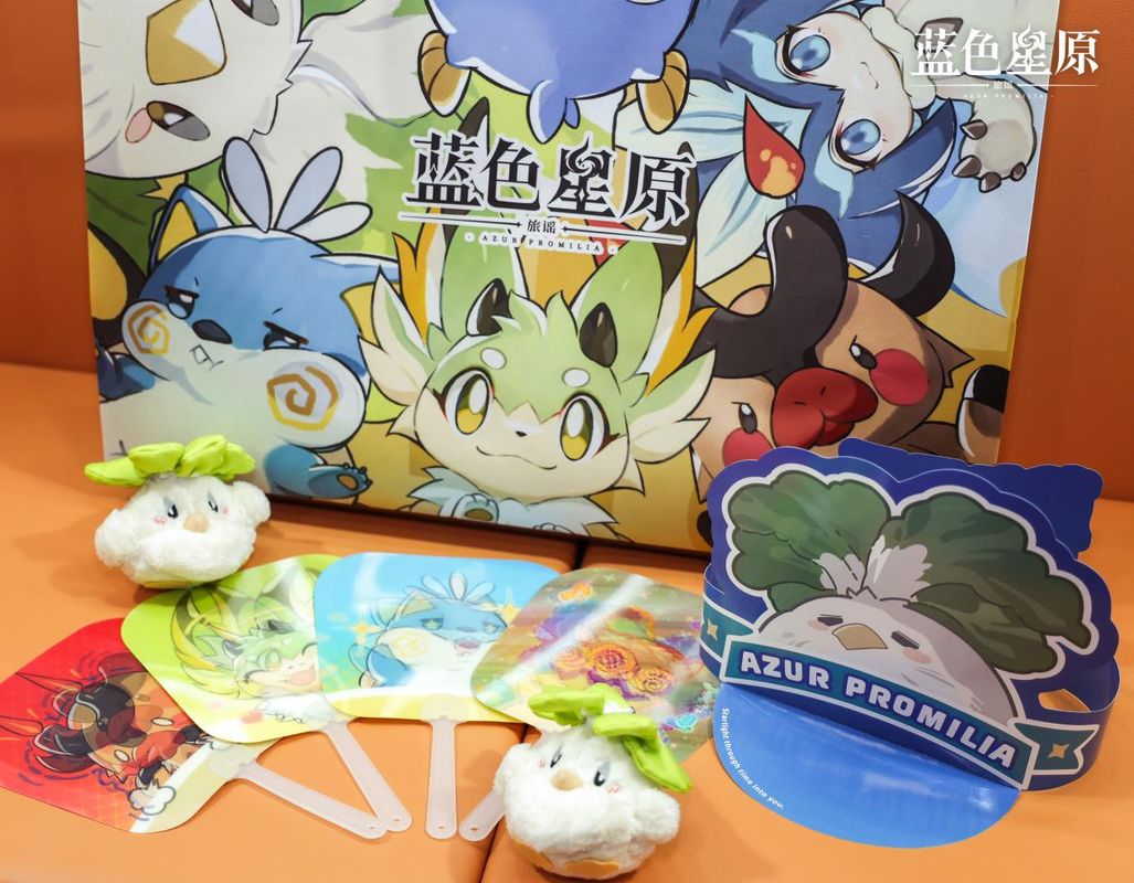 玩家排队领取周边礼品，工作人员发放奇波主题扇子和纸袋，气氛热烈