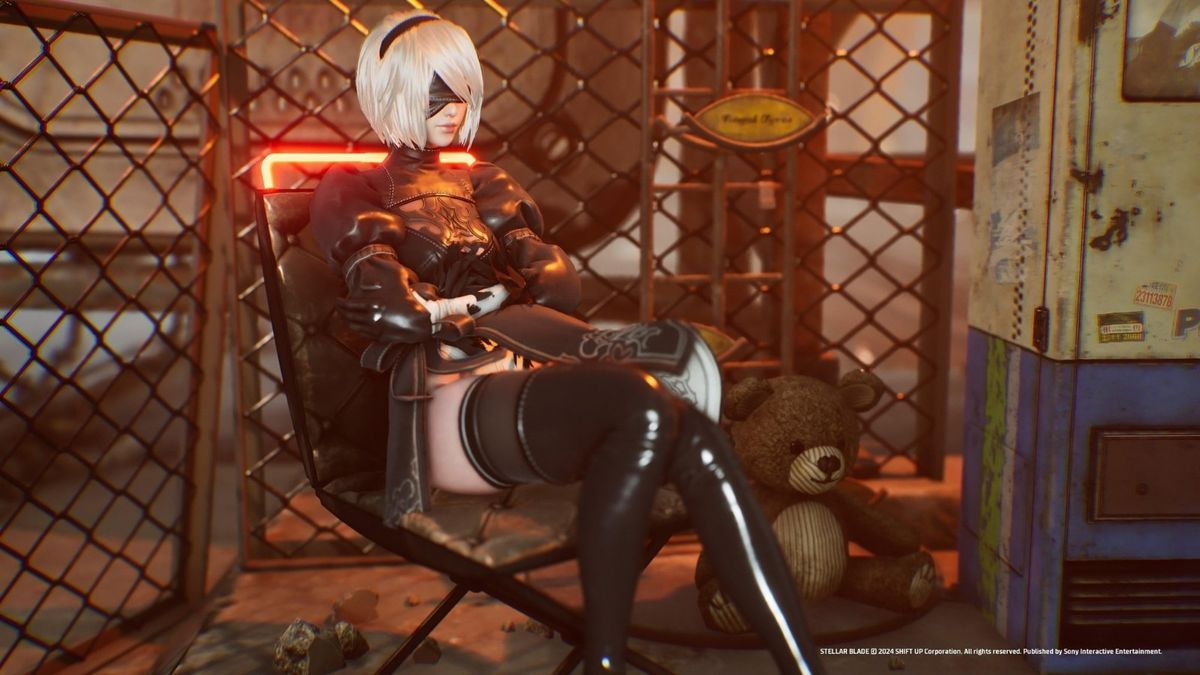 伊芙背对镜头站立于高塔边缘，长发随风飘扬，城市全景尽收眼底