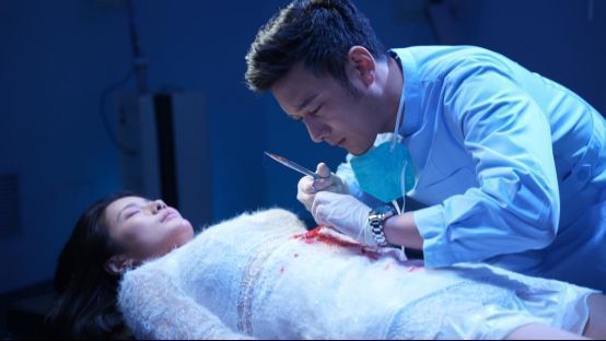 昏黄灯光下的老旧走廊，墙上挂着破损的照片，营造出诡异不安的气氛