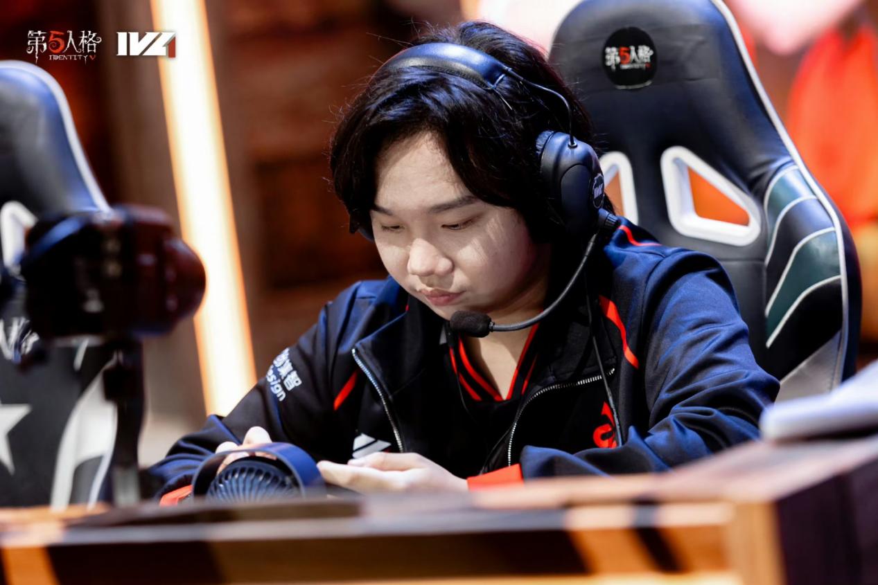 ACT_Gougou选手赛场专注操作画面，屏幕中角色正在激烈对抗监管者