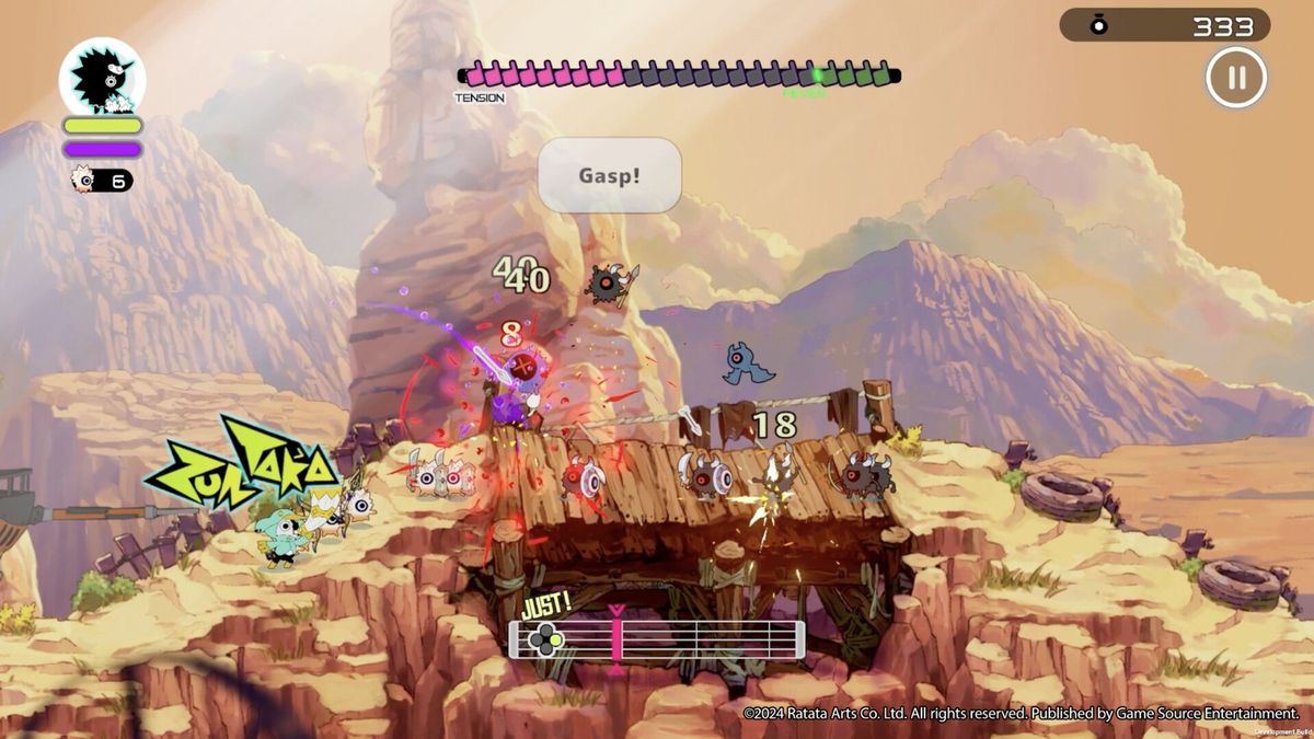 角色在Boss战中躲避攻击，画面充满紧张氛围与节奏提示