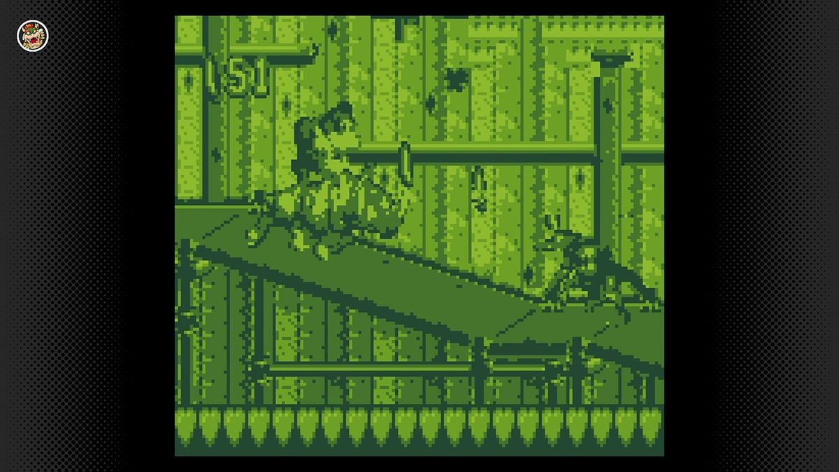 玩家操控角色在夜晚关卡中跳跃躲避敌人，月光下的森林氛围感十足