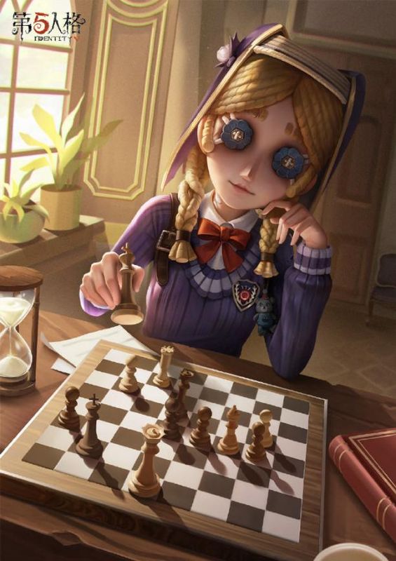 玩具商身穿‘玩偶屋’时装，坐在阳光洒落的棋盘前，神情沉思，手中执棋，背景为复古书架与玩具陈列柜