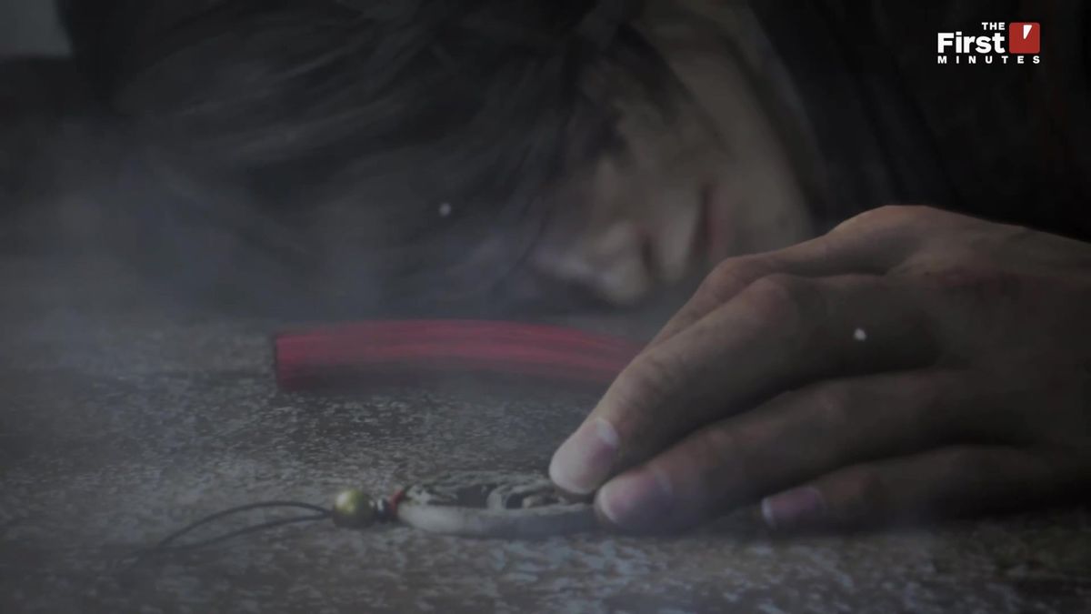 主角在村庄中救下被士兵围困的小孩，背景燃烧着战火，气氛紧张