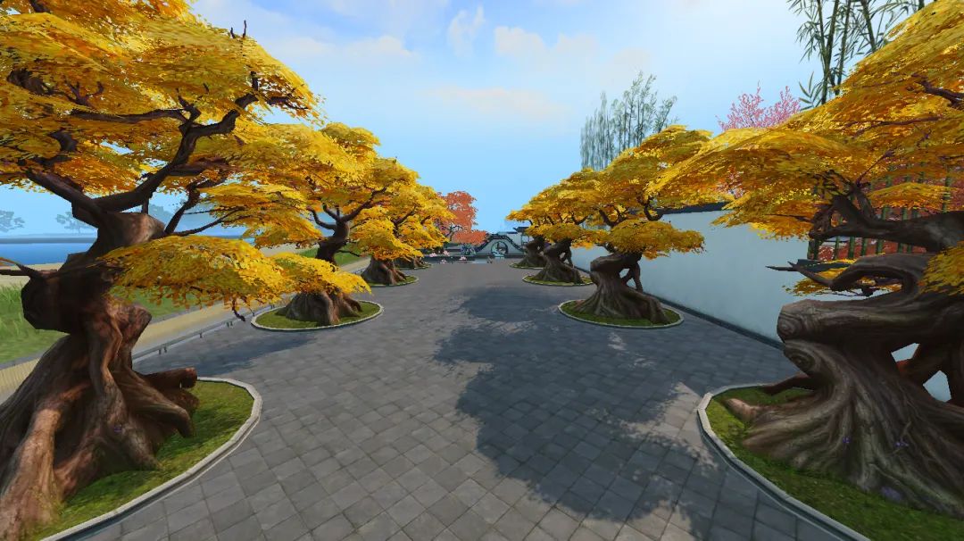 庭院入口处宽阔道路两旁古树成行，阳光透过树叶洒下斑驳光影，地面圆形草坪绿意盎然