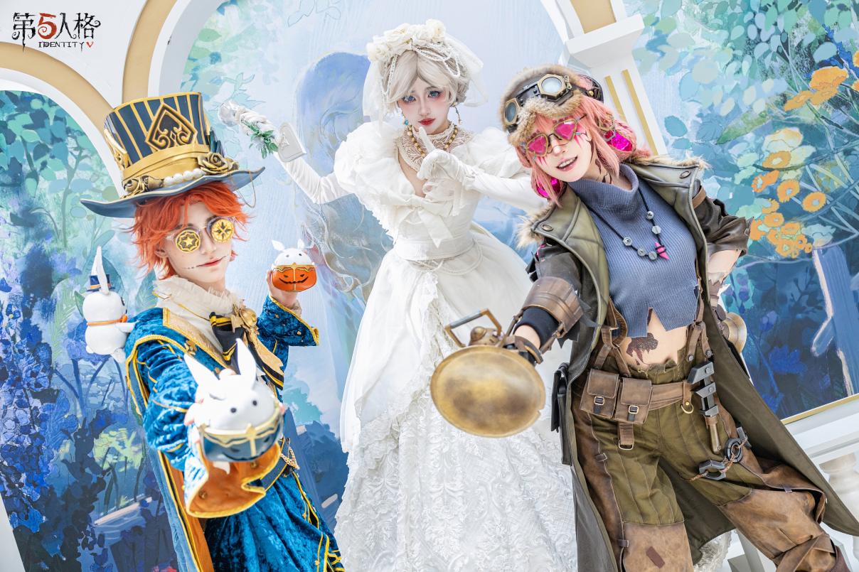 COSER扮演的拉拉队员在舞台上活力起舞，动作生动，背景为游戏主题展板