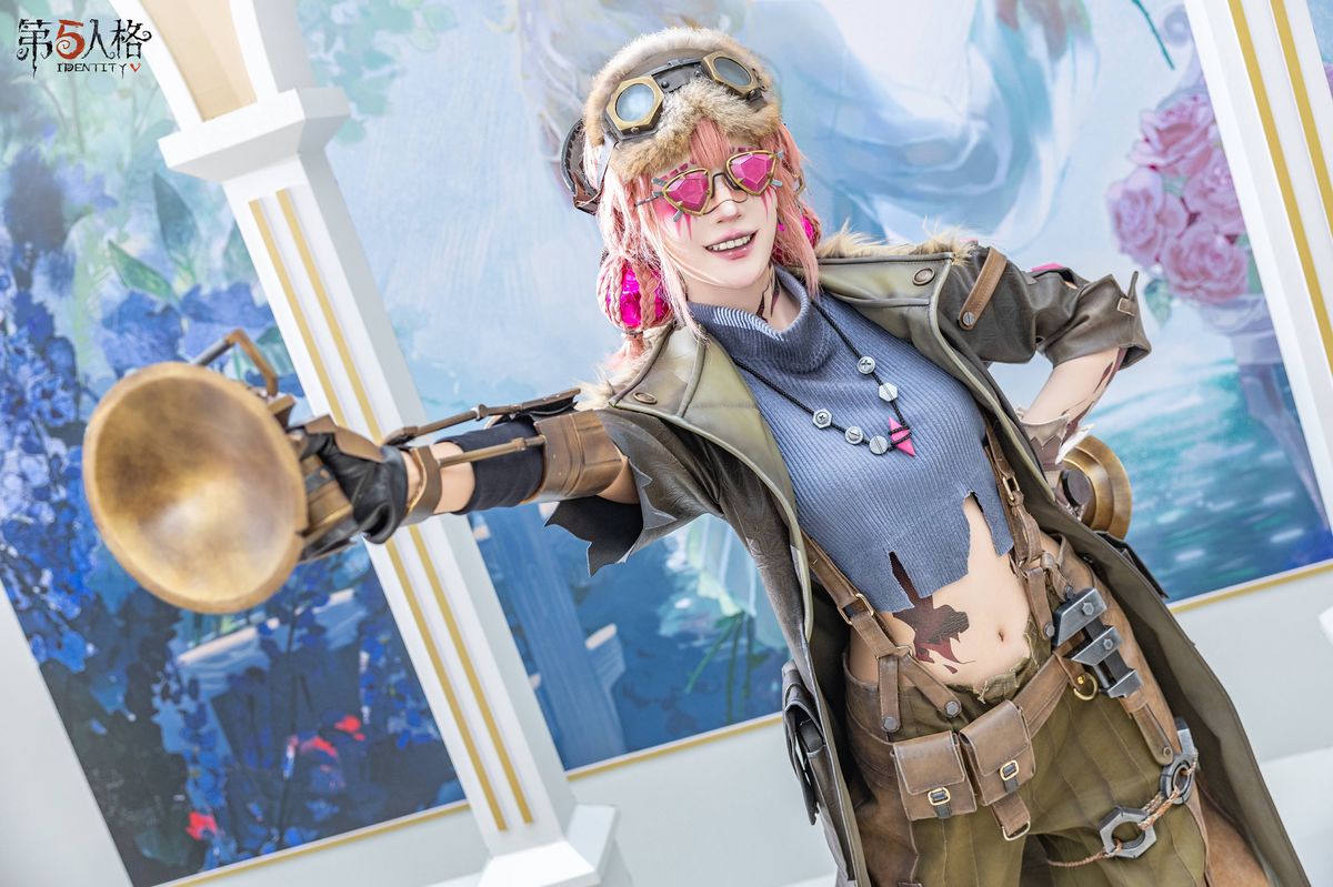 杂技演员COSER在展台前与玩家互动，身穿标志性服装，神情专注