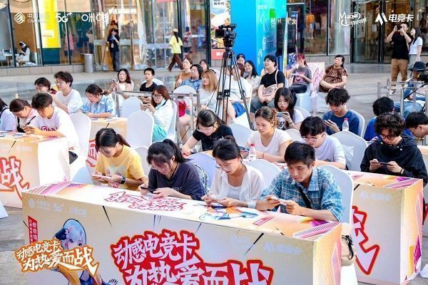 选手在比赛区专注对战，屏幕上显示《蛋仔派对》游戏画面，背景LED大屏滚动赛事信息