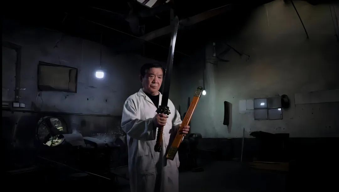 棠溪宝剑实物展示，剑身银光闪烁，纹路清晰，剑鞘镶嵌精美金属雕花