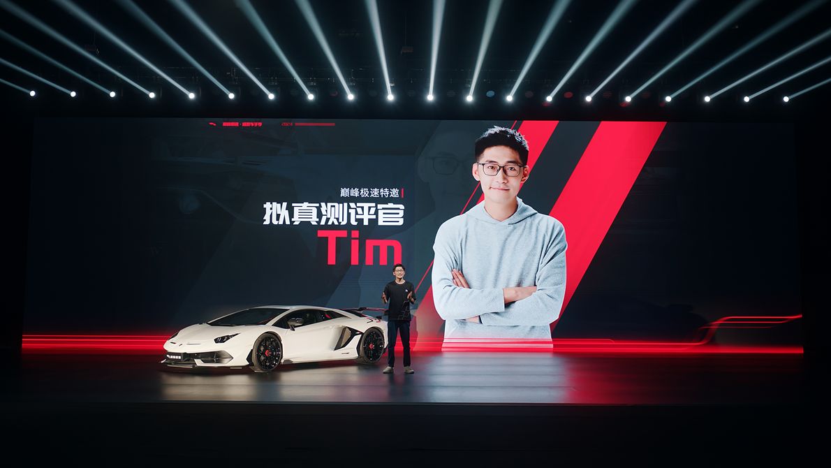 Tim正在对比游戏中的兰博基尼与现实中的SVJ，神情专注