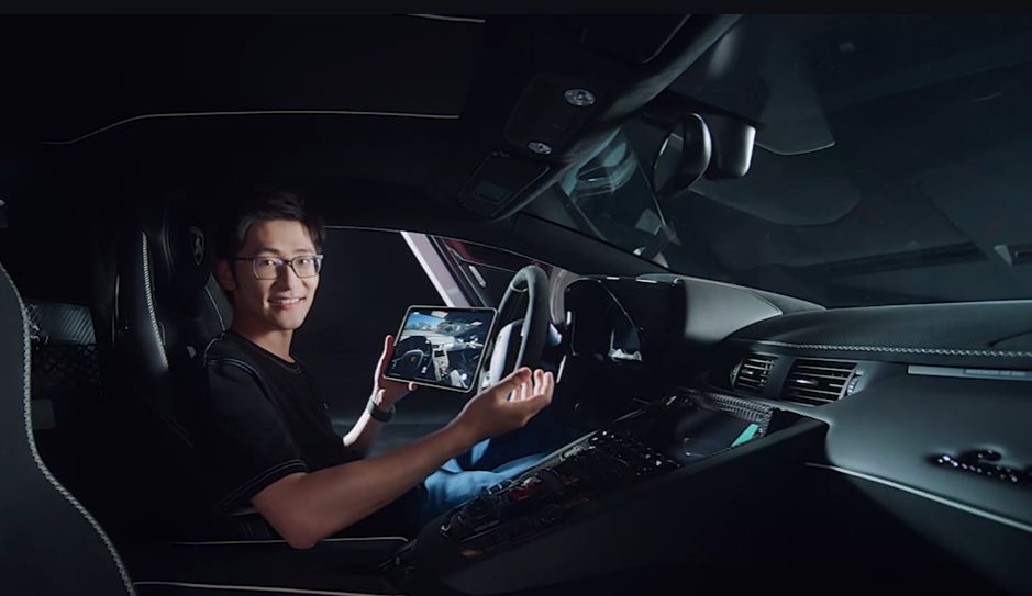 游戏内驾驶视角，方向盘、仪表、后视镜细节逼真