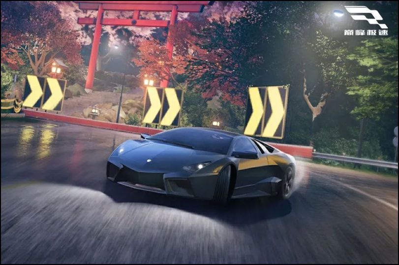 兰博基尼雷文顿与RX-7并排停放，灯光下闪耀夺目