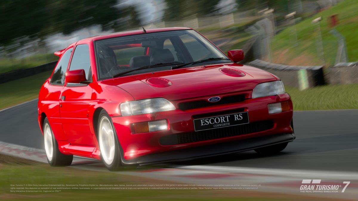 Ford Escort RS Cosworth '92在赛道上疾驰，车身充满拉力赛事涂装，扬起尘土