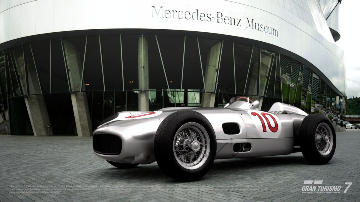 Mercedes-Benz W 196 R '55停放在复古赛车展厅中，车身银色涂装闪耀光泽