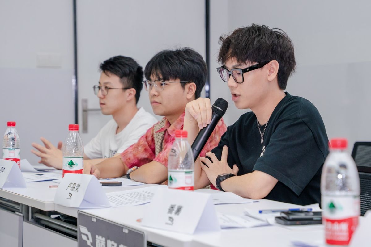 创作者在直播间展示游戏内车辆改装过程，弹幕滚动‘求链接’‘已充值’等互动内容