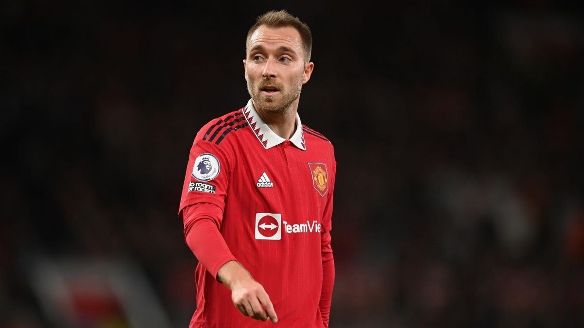 游戏中埃里克森带球突破中场，周围多名防守球员围抢，其动作流畅展现控球优势