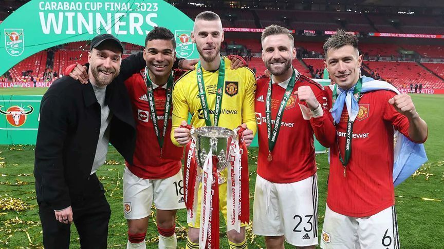 埃里克森身穿曼联球衣与队友庆祝夺冠，背景为温布利球场欢呼的人群