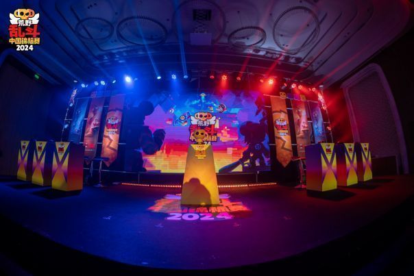 观众席座无虚席，众人挥舞荧光棒为战队加油助威