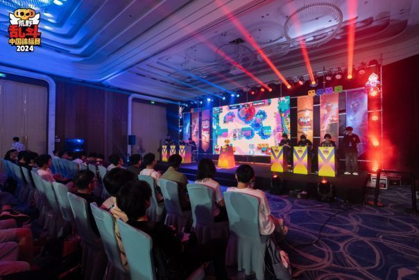 舞台灯光璀璨，主持人宣布比赛结果，选手激动庆祝