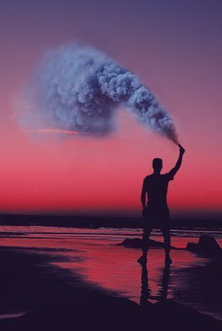 泼辣修图APP界面截图，展示曲线调节与蒙版工具使用场景