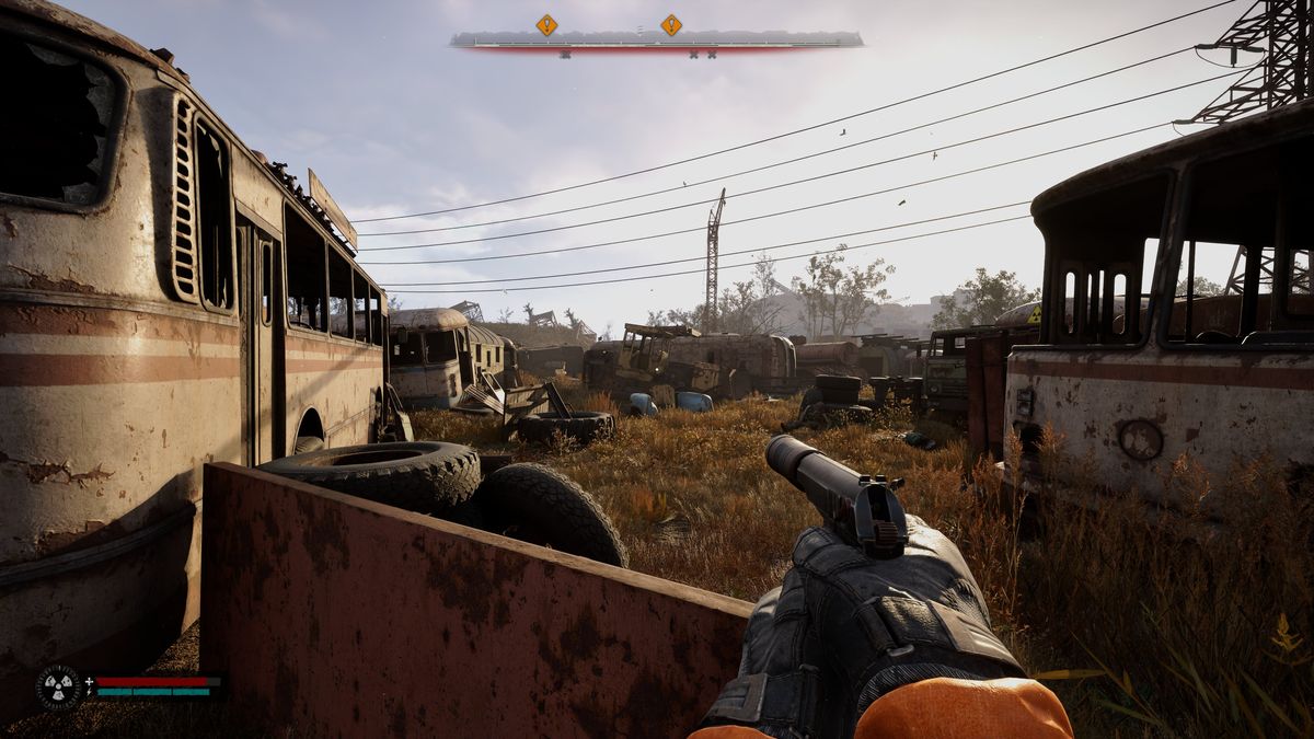 《潜行者2》中普里皮亚季文化宫内部场景，墙壁剥落，家具散落，光线昏暗