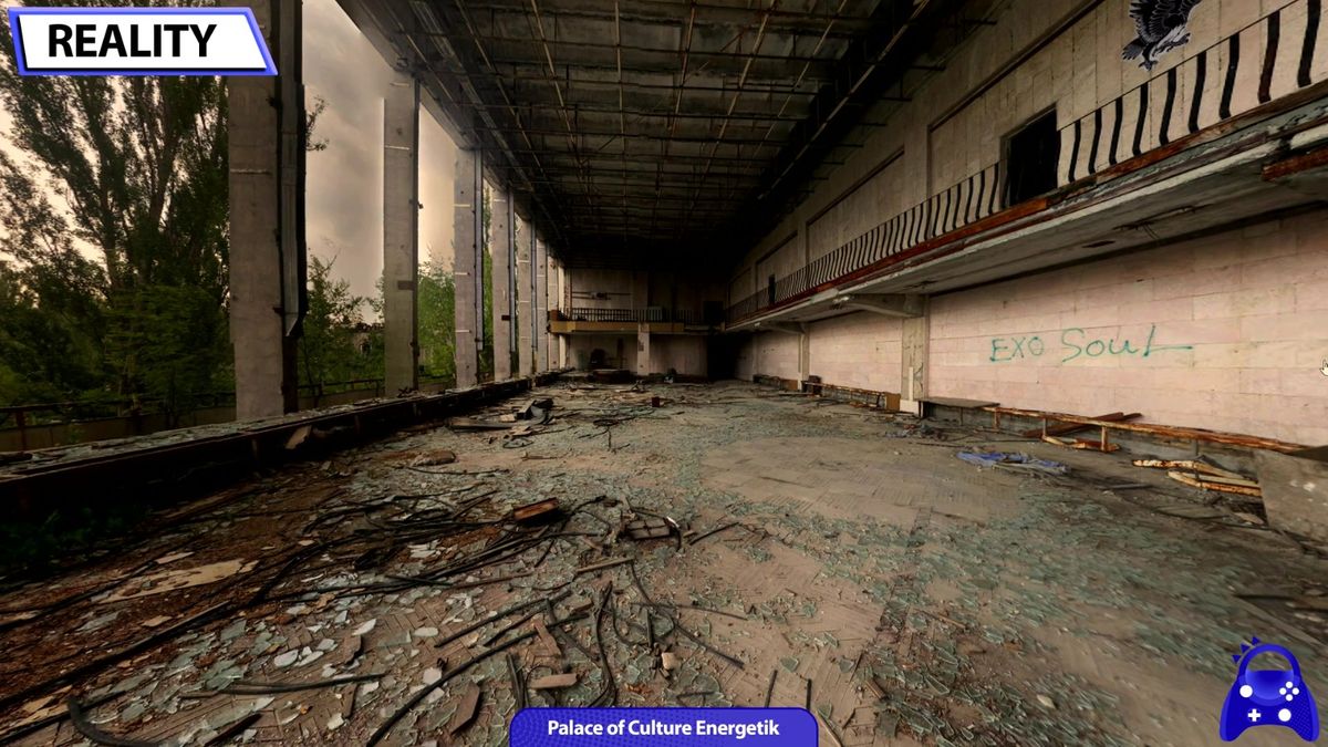 现实学校走廊，墙皮脱落，天花板塌陷