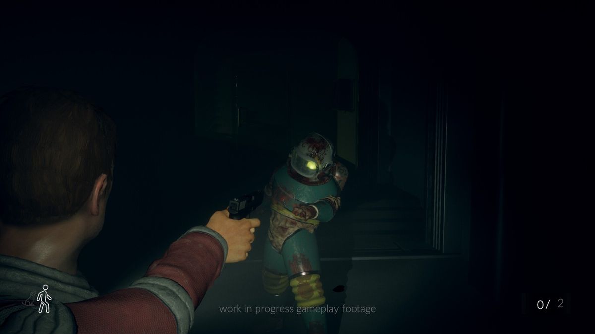 昏暗走廊中，应急灯闪烁，地上散落文件与血迹，营造强烈恐怖氛围