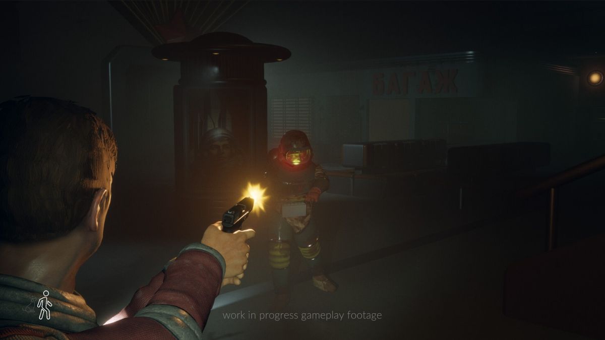 探测犬警觉地低吼，前爪抓挠一扇锈蚀的金属门，门缝透出诡异红光