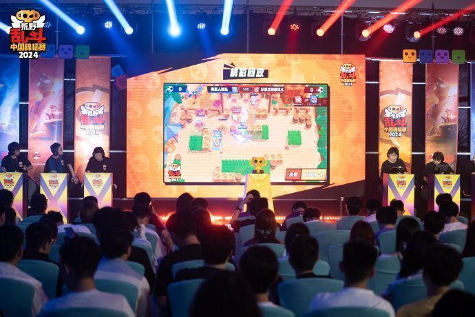 Toxic Lotus战队成员专注比赛画面，屏幕上角色操作精准，战局紧张激烈