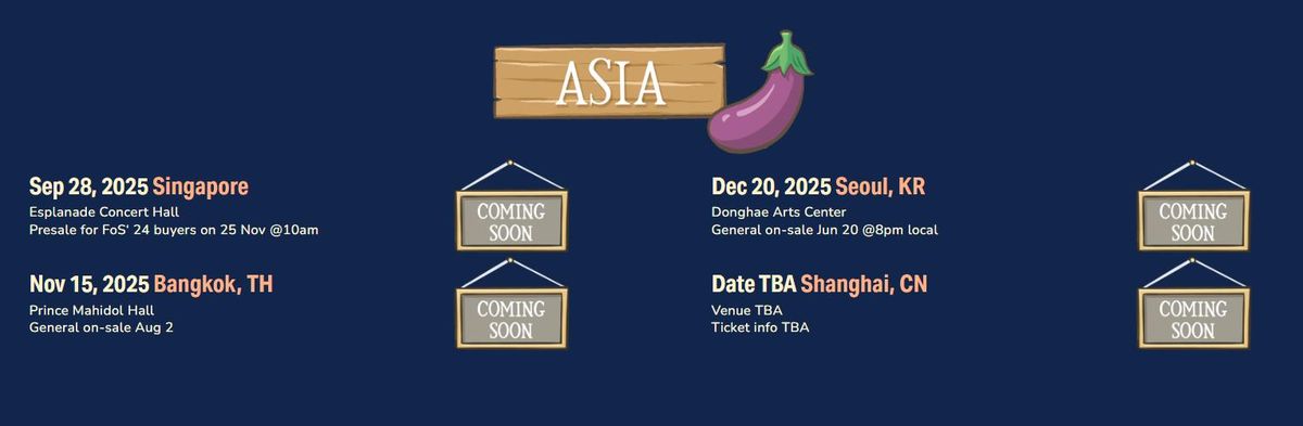 管弦乐队在舞台上演奏《星露谷物语》音乐的现场画面，舞台背景为游戏中的村庄与四季变换景象