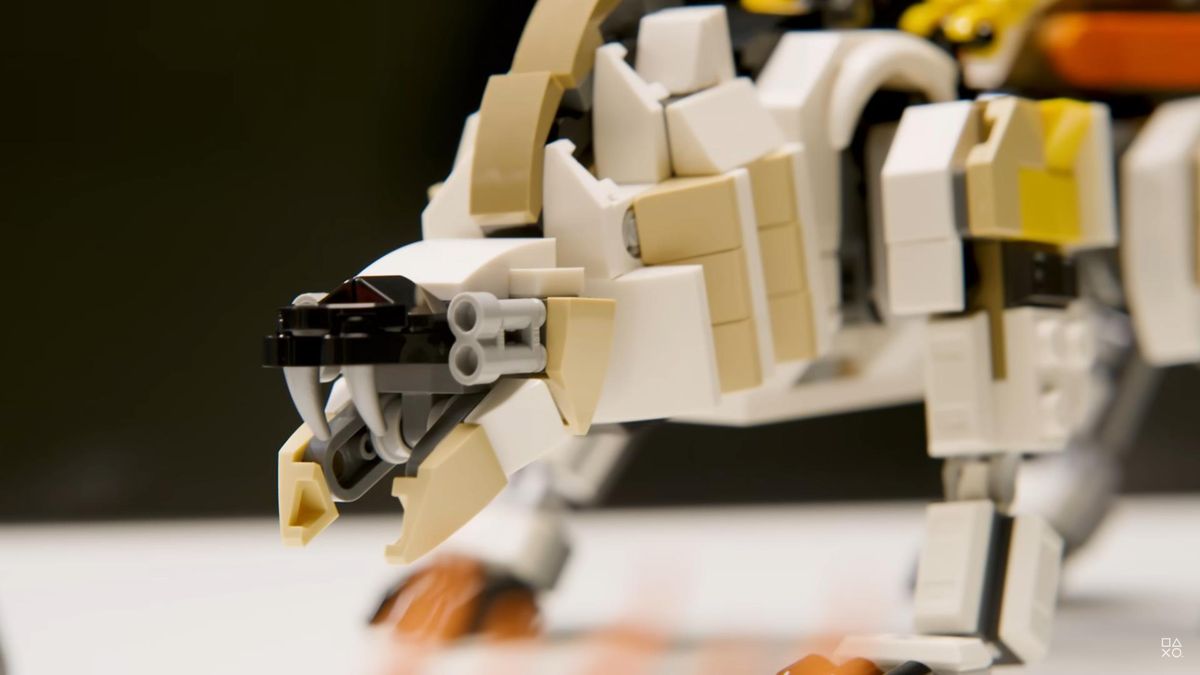 乐高拼搭的机械牛头兽模型，四肢由齿轮与金属质感积木构成，头部带有可动角部结构