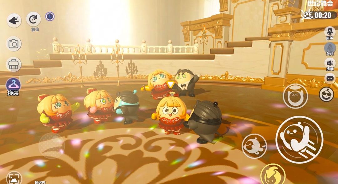 蛋仔身穿燕尾服与红舞裙在金色大厅共舞，水晶吊灯折射出璀璨光芒