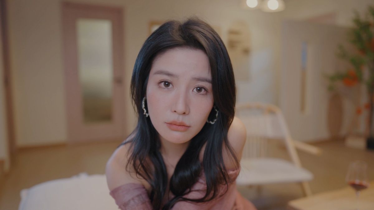 主角与女主在校园长椅上交谈的画面，夕阳洒落，氛围浪漫