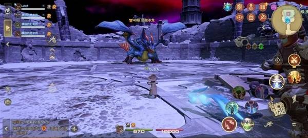 BOSS展翅飞起，身体被寒气包裹，准备从高空俯冲而下，地面标示出明显的红色危险区域