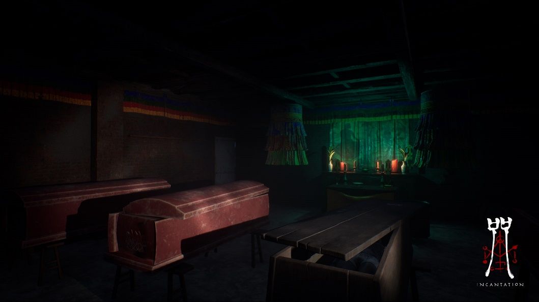 角色在昏暗房间中查看墙上的照片与笔记，周围布满诡异符号，气氛紧张