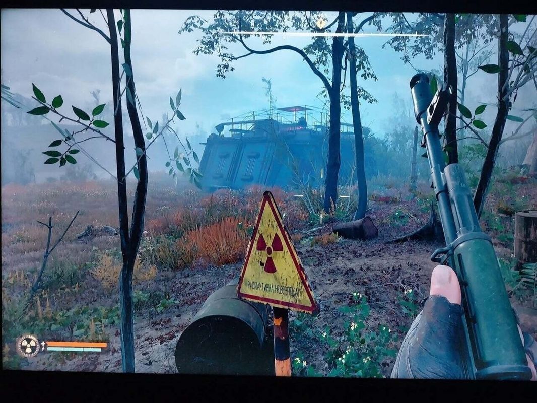 角色在辐射水域边缘行走，水面反射天空与废墟，波纹动态自然