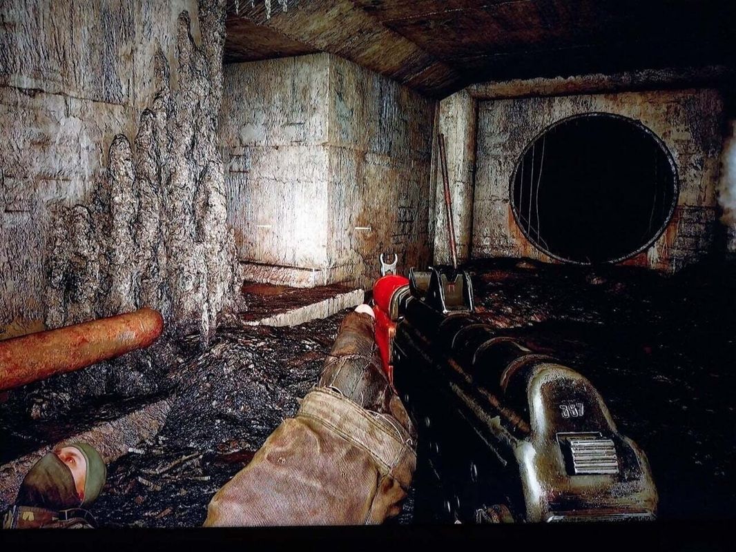 近景展示角色装甲与武器细节，金属表面有明显磨损与锈迹