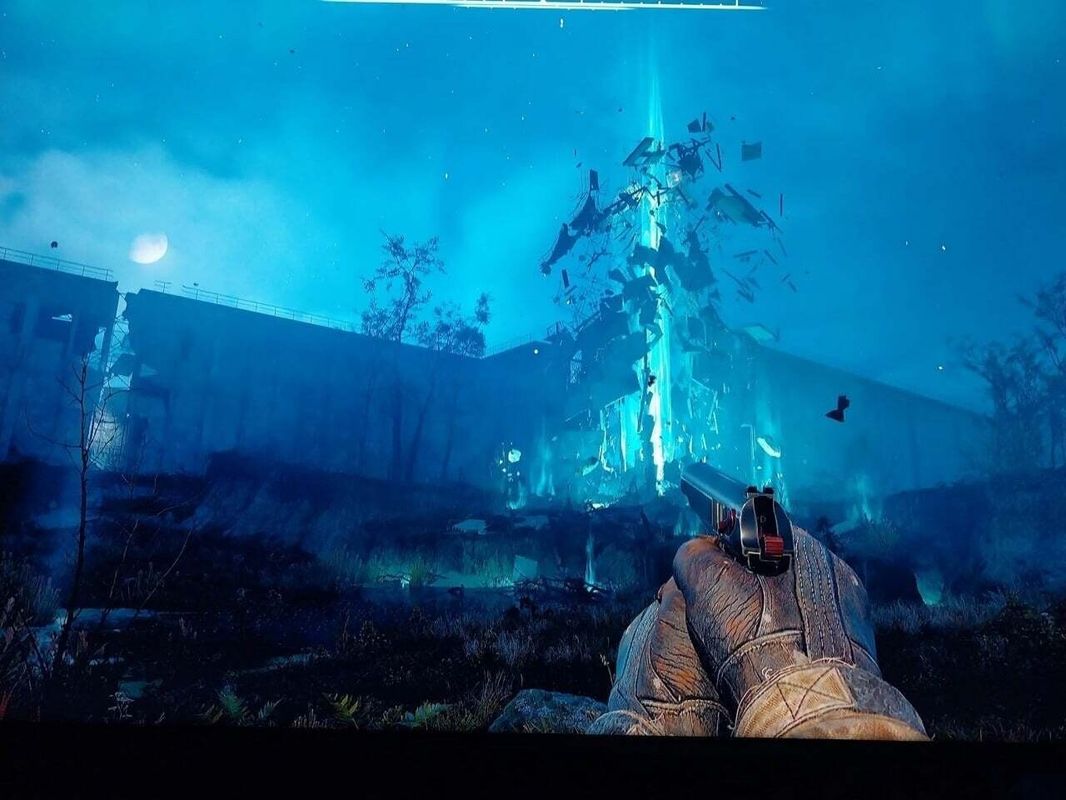 战斗场景，角色在爆炸火光中翻滚躲避，敌人轮廓出现在烟尘之后