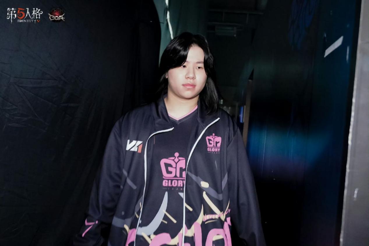 Gr_N1e与队友在赛后合影，笑容灿烂，手中举起战队旗帜