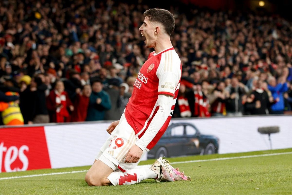 哈弗茨在比赛中接球瞬间，目光专注，准备组织进攻，背景是酋长球场热烈氛围