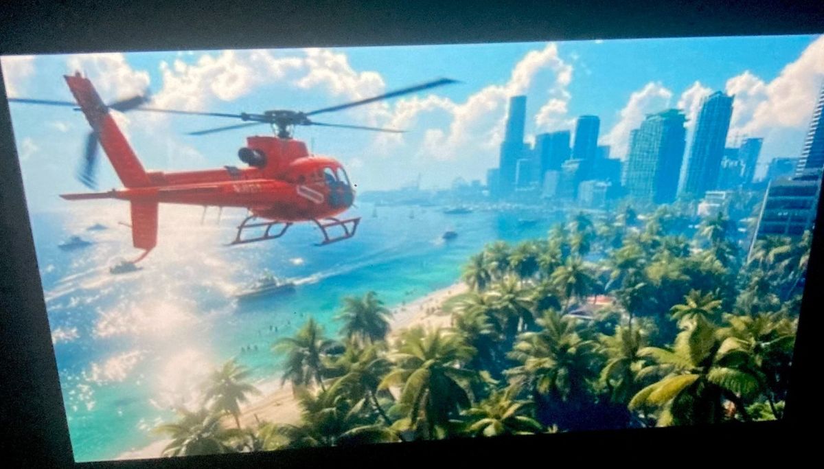 《GTA6》湿地场景，水面上有鳄鱼潜行，植被茂密